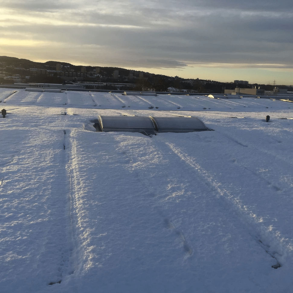 Solcellepaneler dekket av snø før smelting